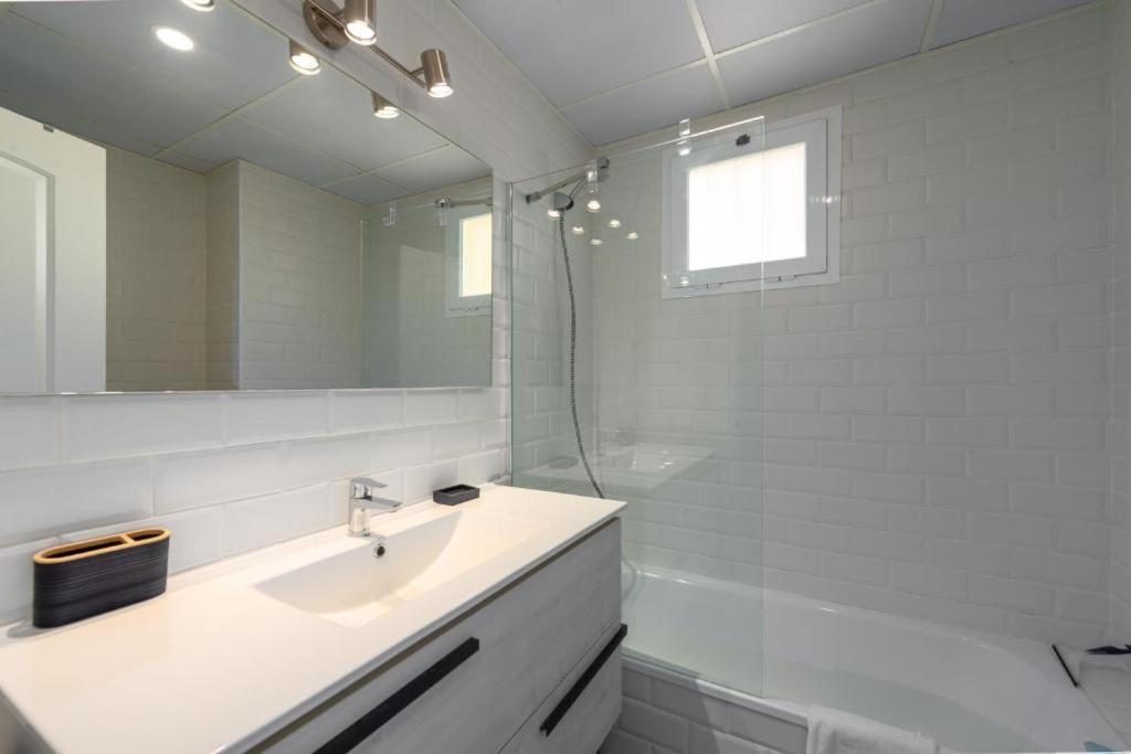 Small Oasis Nelson Mandela Apartment With Sea View, Two Bedrooms, Parking, Terrace And Pool Manilva Bagian luar foto